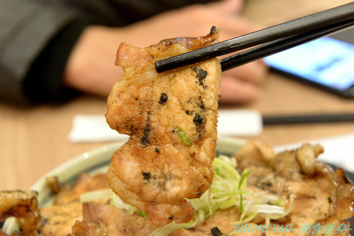 [台中梧棲]十勝豚丼 台中港店 – 北海道人氣豬肉蓋飯專賣店,台灣首家店,炭烤炙燒過的肉片散發出陣陣炭火香和焦香,搭配上甜甜的燒肉醬,好吃無比,320元就有超多肉肉和滿滿白飯,肉肉控必吃店家