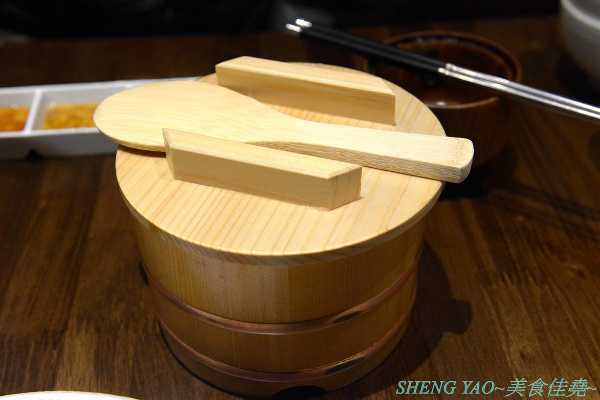 [台中梧棲]晴木千層豬排 台中港店 – 日本東京最具人氣的豬排專賣店來台中展店啦,豬排選用號稱”幻之豚”的三元豚,再以特製技術將25片超薄豬肉片層層堆疊成一塊,被譽為”千層豬排始祖”,除了炸