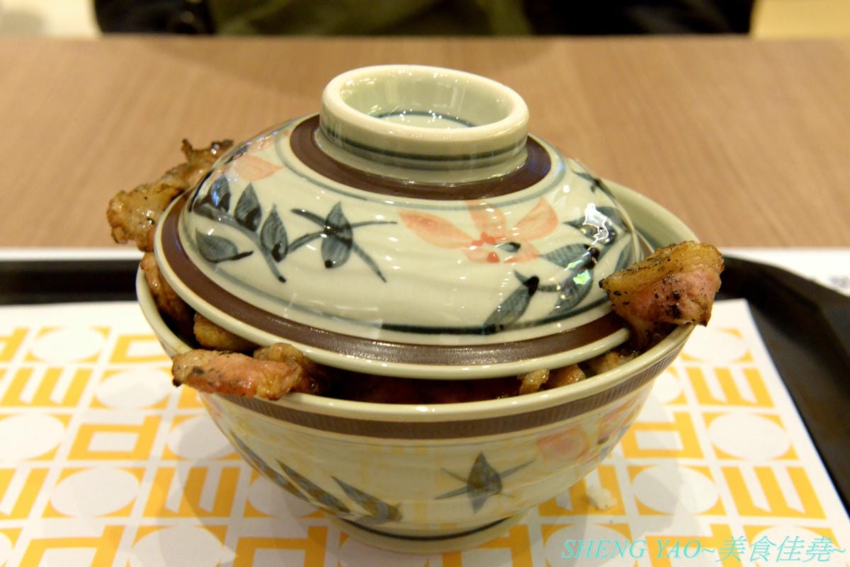 [台中梧棲]十勝豚丼 台中港店 – 北海道人氣豬肉蓋飯專賣店,台灣首家店,炭烤炙燒過的肉片散發出陣陣炭火香和焦香,搭配上甜甜的燒肉醬,好吃無比,320元就有超多肉肉和滿滿白飯,肉肉控必吃店家