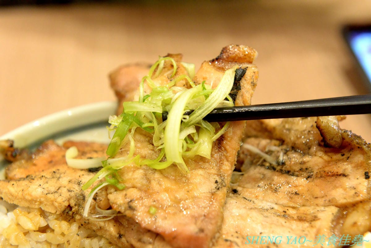 [台中梧棲]十勝豚丼 台中港店 – 北海道人氣豬肉蓋飯專賣店,台灣首家店,炭烤炙燒過的肉片散發出陣陣炭火香和焦香,搭配上甜甜的燒肉醬,好吃無比,320元就有超多肉肉和滿滿白飯,肉肉控必吃店家