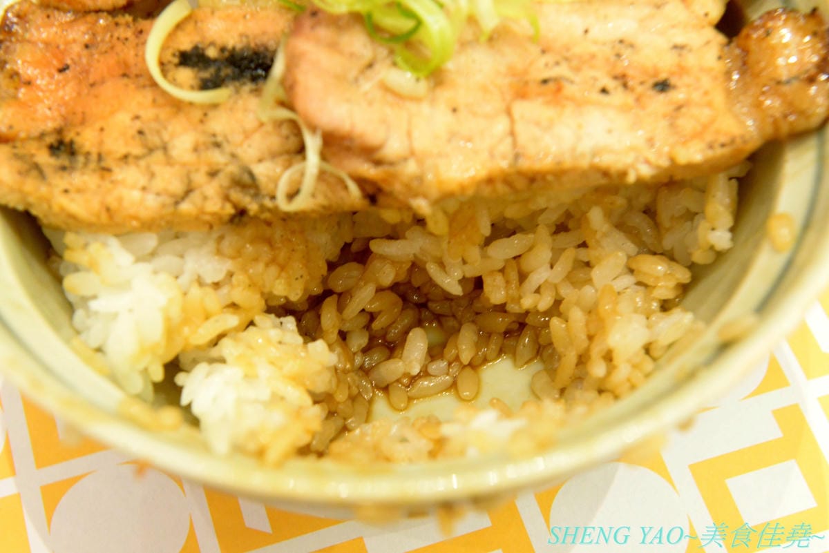 [台中梧棲]十勝豚丼 台中港店 – 北海道人氣豬肉蓋飯專賣店,台灣首家店,炭烤炙燒過的肉片散發出陣陣炭火香和焦香,搭配上甜甜的燒肉醬,好吃無比,320元就有超多肉肉和滿滿白飯,肉肉控必吃店家