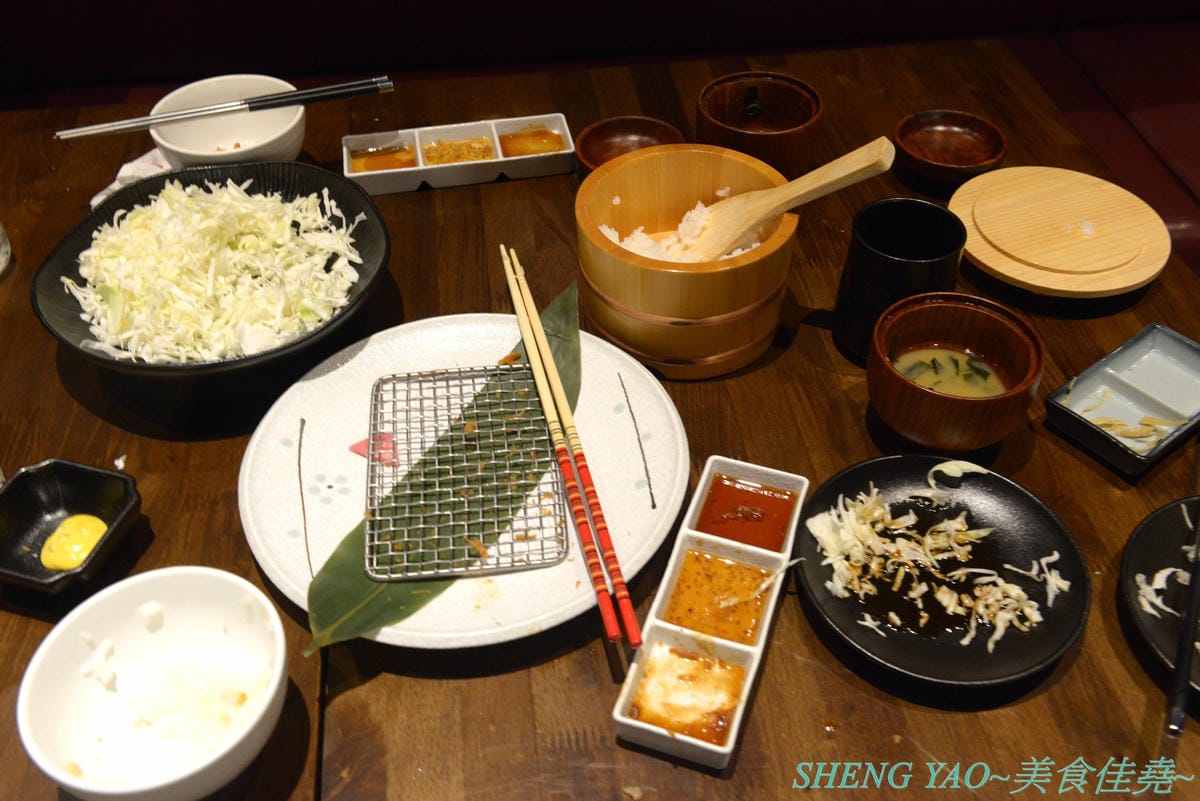 [台中梧棲]晴木千層豬排 台中港店 – 日本東京最具人氣的豬排專賣店來台中展店啦,豬排選用號稱”幻之豚”的三元豚,再以特製技術將25片超薄豬肉片層層堆疊成一塊,被譽為”千層豬排始祖”,除了炸