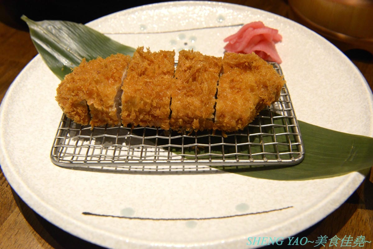 [台中梧棲]晴木千層豬排 台中港店 – 日本東京最具人氣的豬排專賣店來台中展店啦,豬排選用號稱”幻之豚”的三元豚,再以特製技術將25片超薄豬肉片層層堆疊成一塊,被譽為”千層豬排始祖”,除了炸