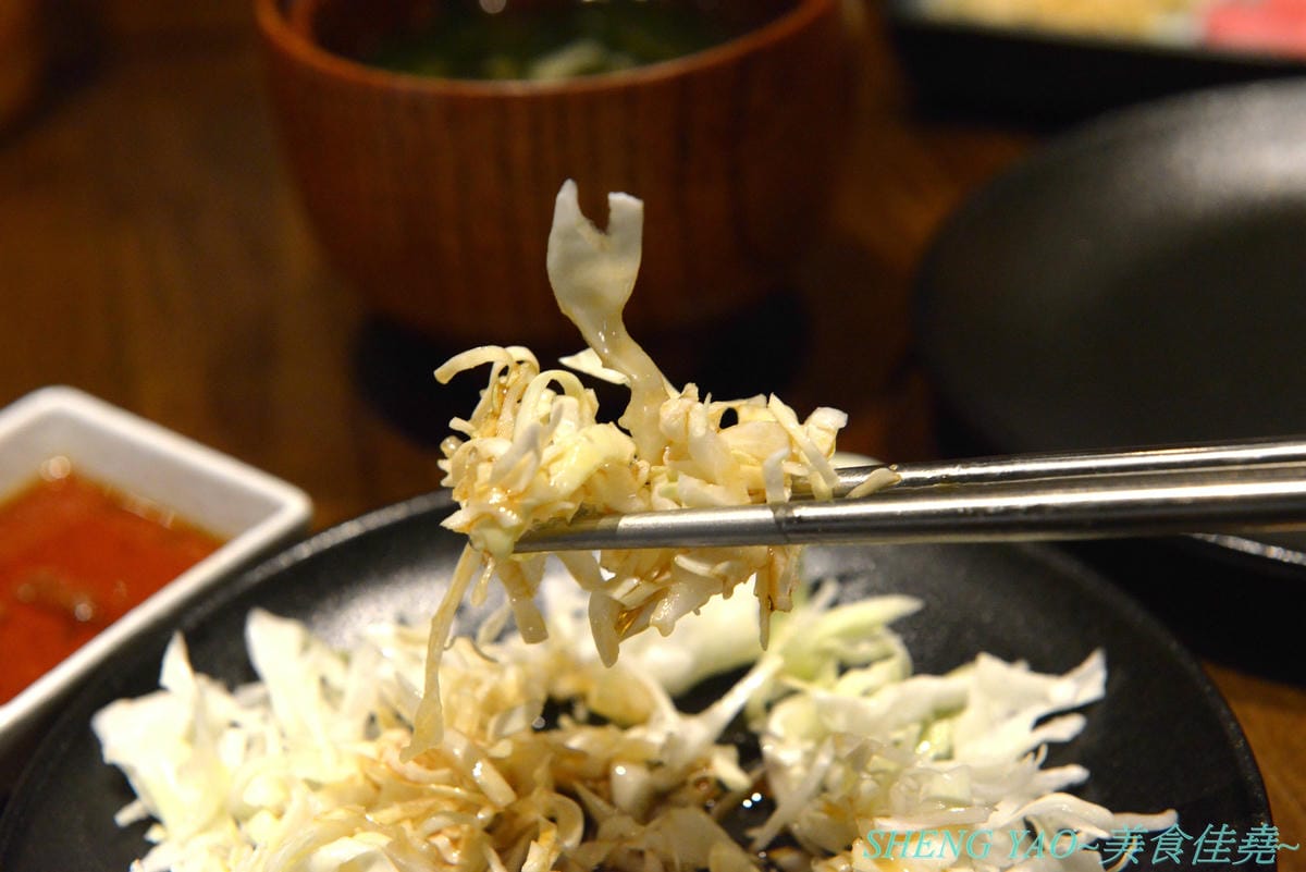 [台中梧棲]晴木千層豬排 台中港店 – 日本東京最具人氣的豬排專賣店來台中展店啦,豬排選用號稱”幻之豚”的三元豚,再以特製技術將25片超薄豬肉片層層堆疊成一塊,被譽為”千層豬排始祖”,除了炸