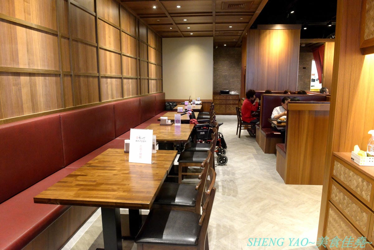 [台中梧棲]晴木千層豬排 台中港店 – 日本東京最具人氣的豬排專賣店來台中展店啦,豬排選用號稱”幻之豚”的三元豚,再以特製技術將25片超薄豬肉片層層堆疊成一塊,被譽為”千層豬排始祖”,除了炸