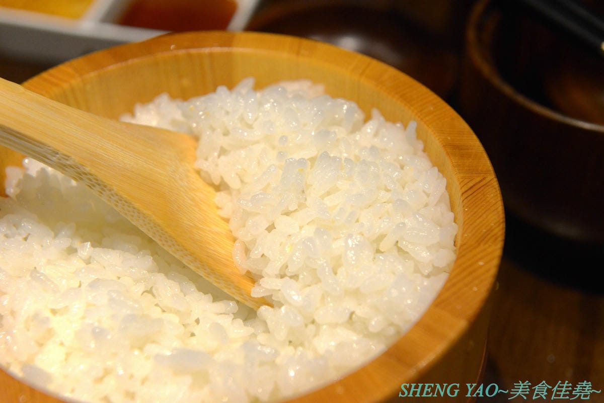 [台中梧棲]晴木千層豬排 台中港店 – 日本東京最具人氣的豬排專賣店來台中展店啦,豬排選用號稱”幻之豚”的三元豚,再以特製技術將25片超薄豬肉片層層堆疊成一塊,被譽為”千層豬排始祖”,除了炸