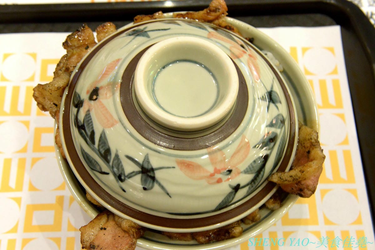 [台中梧棲]十勝豚丼 台中港店 – 北海道人氣豬肉蓋飯專賣店,台灣首家店,炭烤炙燒過的肉片散發出陣陣炭火香和焦香,搭配上甜甜的燒肉醬,好吃無比,320元就有超多肉肉和滿滿白飯,肉肉控必吃店家