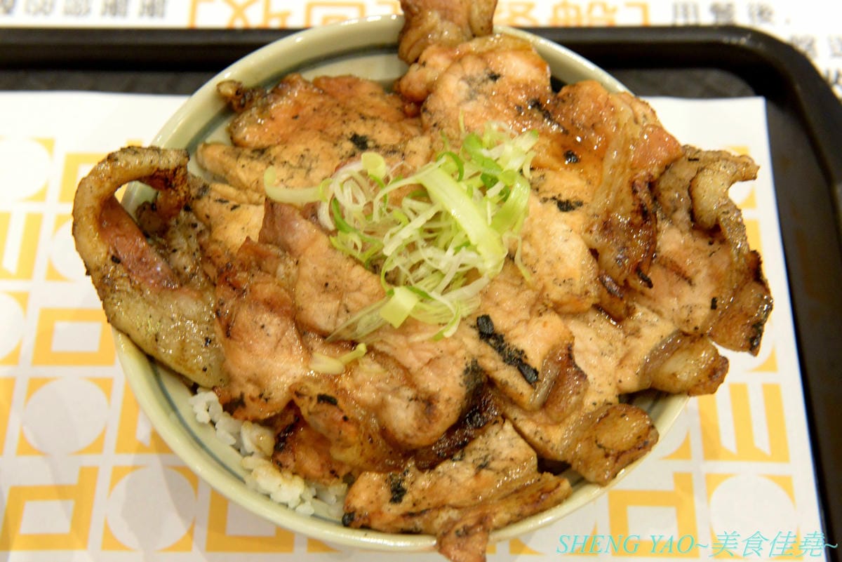 [台中梧棲]十勝豚丼 台中港店 – 北海道人氣豬肉蓋飯專賣店,台灣首家店,炭烤炙燒過的肉片散發出陣陣炭火香和焦香,搭配上甜甜的燒肉醬,好吃無比,320元就有超多肉肉和滿滿白飯,肉肉控必吃店家