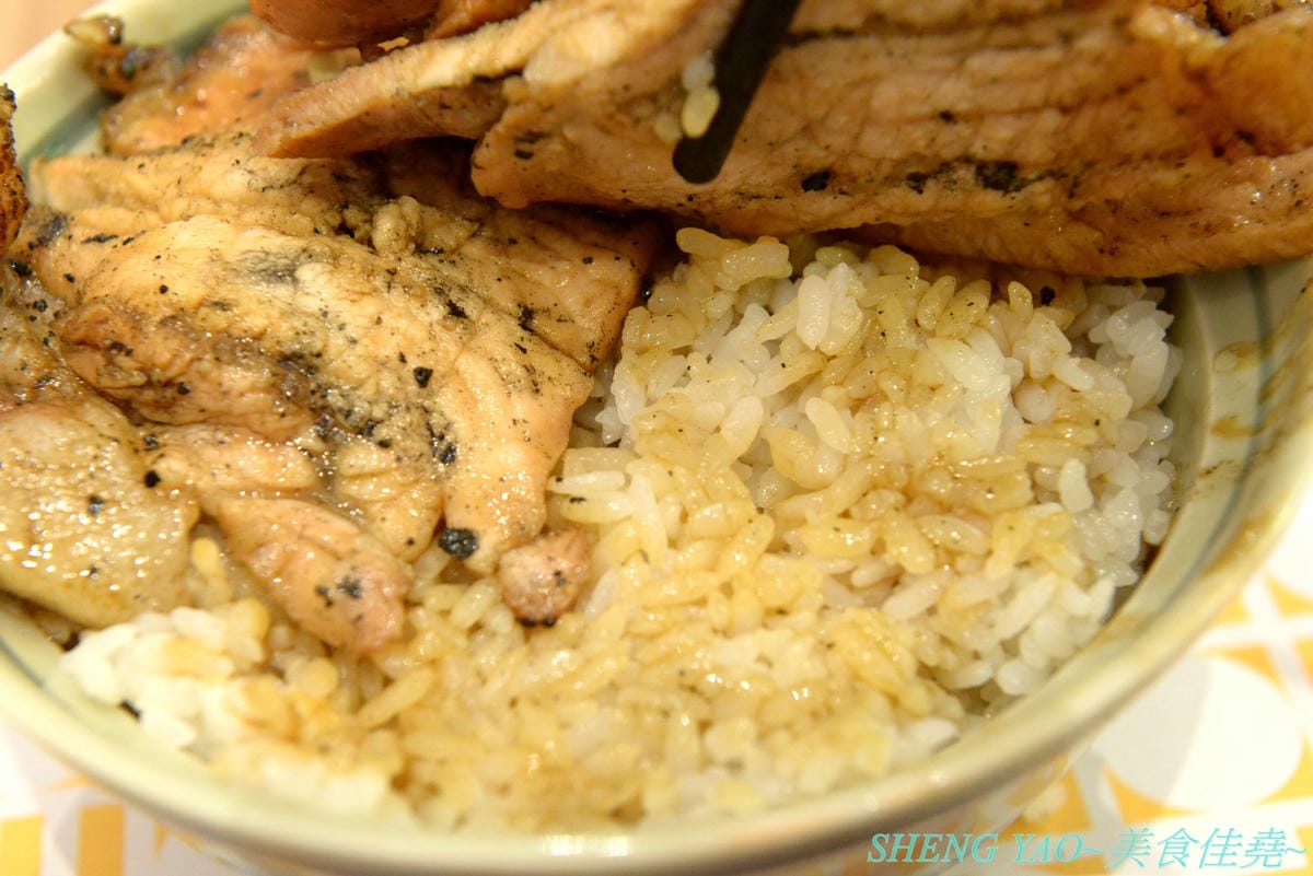 [台中梧棲]十勝豚丼 台中港店 – 北海道人氣豬肉蓋飯專賣店,台灣首家店,炭烤炙燒過的肉片散發出陣陣炭火香和焦香,搭配上甜甜的燒肉醬,好吃無比,320元就有超多肉肉和滿滿白飯,肉肉控必吃店家