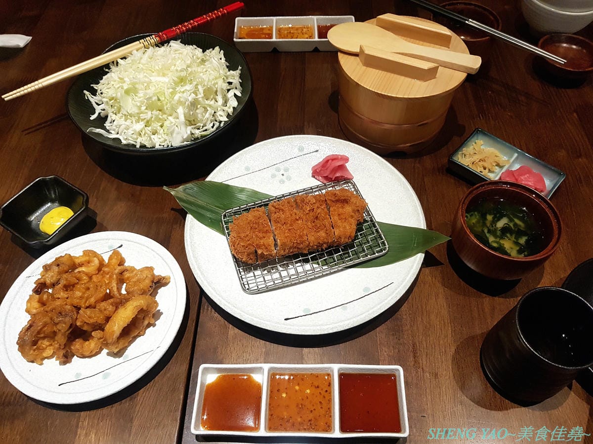 [台中梧棲]晴木千層豬排 台中港店 – 日本東京最具人氣的豬排專賣店來台中展店啦,豬排選用號稱”幻之豚”的三元豚,再以特製技術將25片超薄豬肉片層層堆疊成一塊,被譽為”千層豬排始祖”,除了炸