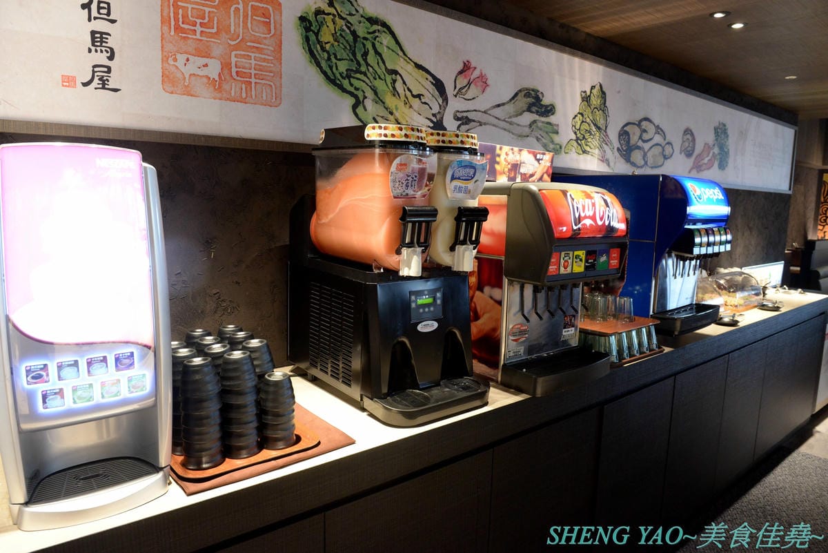 [台中梧棲]但馬屋 台中港店 – 台中三井OUTLET神級壽喜燒、涮涮鍋吃到飽,在日本有140年歷史的三大牛肉商之一,店內吃到飽的牛肉肉品都是來自他們在世界各地牧場自己養殖的牛隻,包括還有等級不