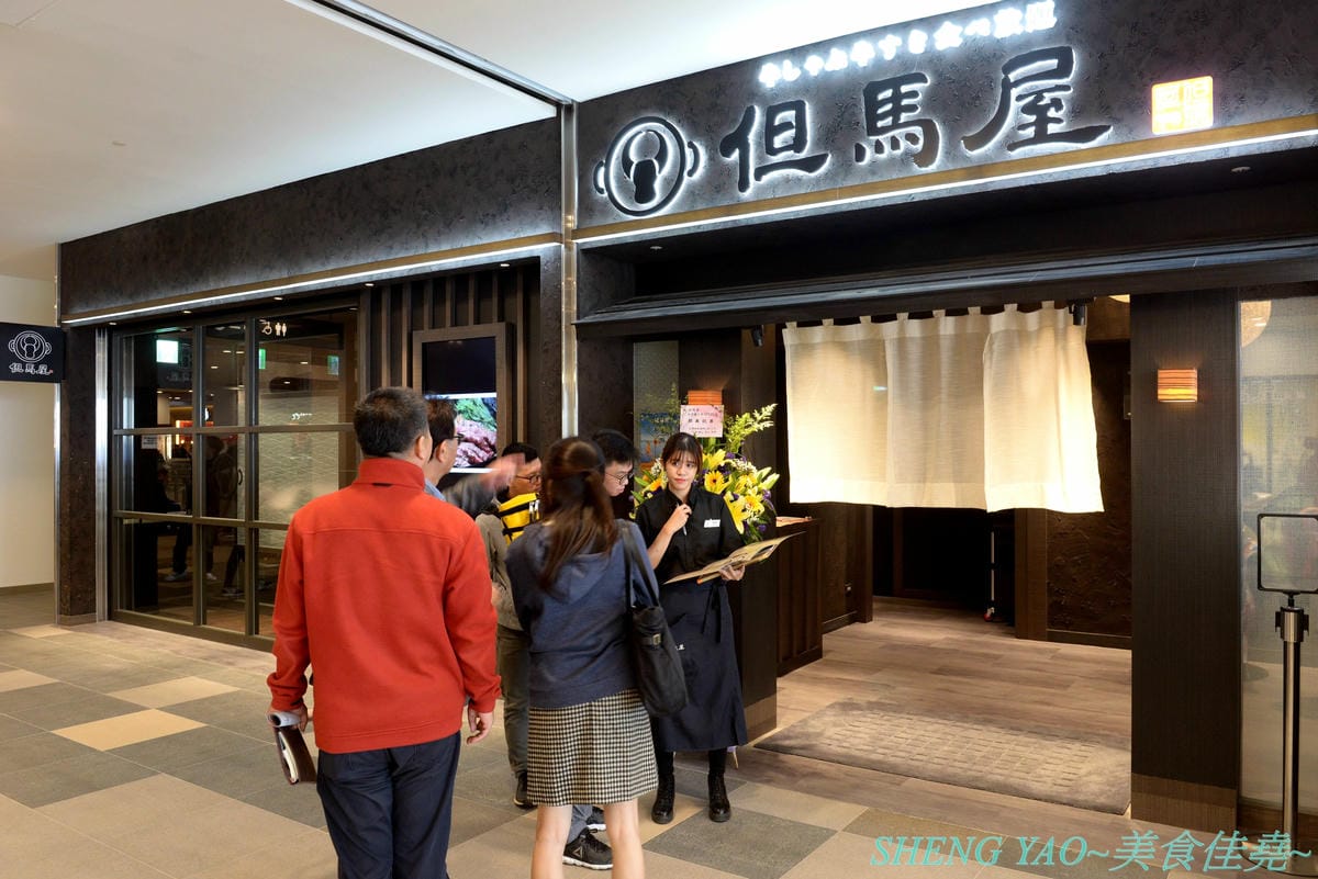 [台中梧棲]但馬屋 台中港店 – 台中三井OUTLET神級壽喜燒、涮涮鍋吃到飽,在日本有140年歷史的三大牛肉商之一,店內吃到飽的牛肉肉品都是來自他們在世界各地牧場自己養殖的牛隻,包括還有等級不