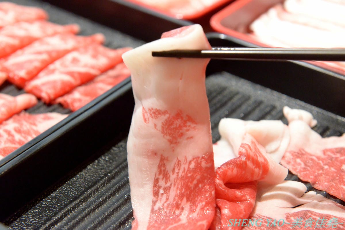 [台中梧棲]但馬屋 台中港店 – 台中三井OUTLET神級壽喜燒、涮涮鍋吃到飽,在日本有140年歷史的三大牛肉商之一,店內吃到飽的牛肉肉品都是來自他們在世界各地牧場自己養殖的牛隻,包括還有等級不
