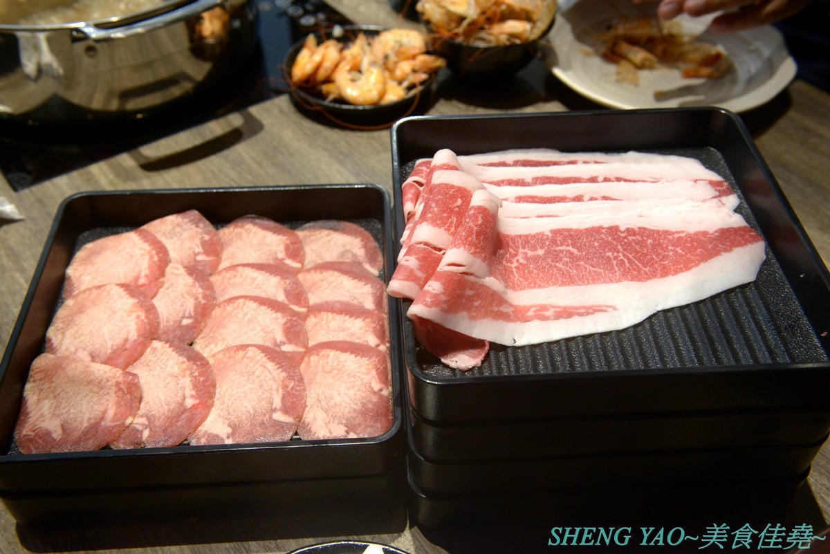 [台中梧棲]但馬屋 台中港店 – 台中三井OUTLET神級壽喜燒、涮涮鍋吃到飽,在日本有140年歷史的三大牛肉商之一,店內吃到飽的牛肉肉品都是來自他們在世界各地牧場自己養殖的牛隻,包括還有等級不