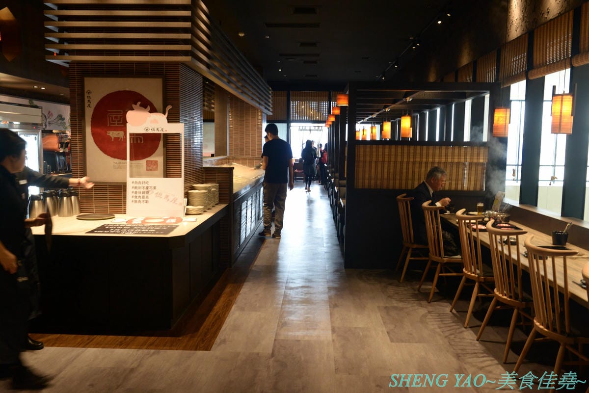 [台中梧棲]但馬屋 台中港店 – 台中三井OUTLET神級壽喜燒、涮涮鍋吃到飽,在日本有140年歷史的三大牛肉商之一,店內吃到飽的牛肉肉品都是來自他們在世界各地牧場自己養殖的牛隻,包括還有等級不
