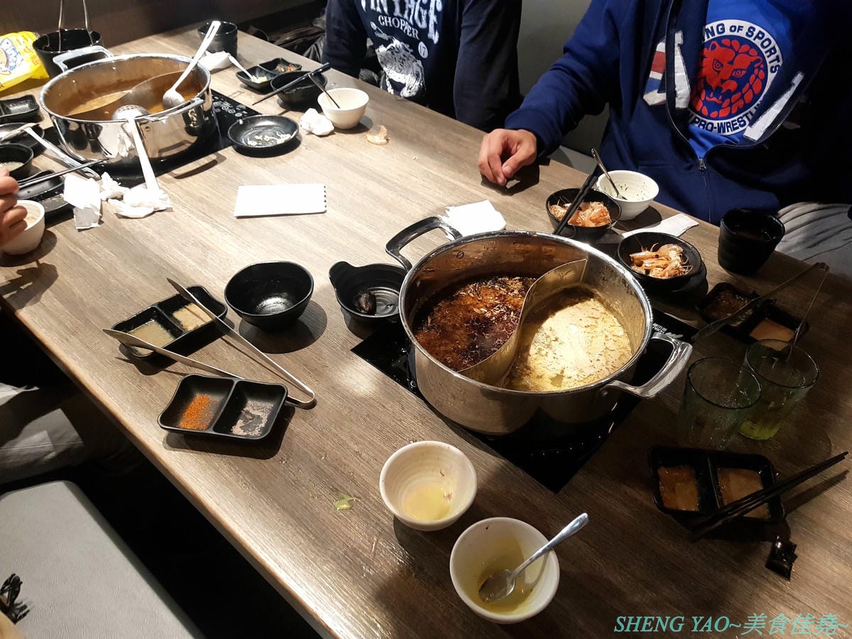 [台中梧棲]但馬屋 台中港店 – 台中三井OUTLET神級壽喜燒、涮涮鍋吃到飽,在日本有140年歷史的三大牛肉商之一,店內吃到飽的牛肉肉品都是來自他們在世界各地牧場自己養殖的牛隻,包括還有等級不