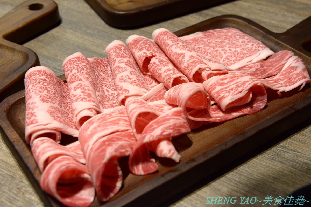 [台中梧棲]但馬屋 台中港店 – 台中三井OUTLET神級壽喜燒、涮涮鍋吃到飽,在日本有140年歷史的三大牛肉商之一,店內吃到飽的牛肉肉品都是來自他們在世界各地牧場自己養殖的牛隻,包括還有等級不