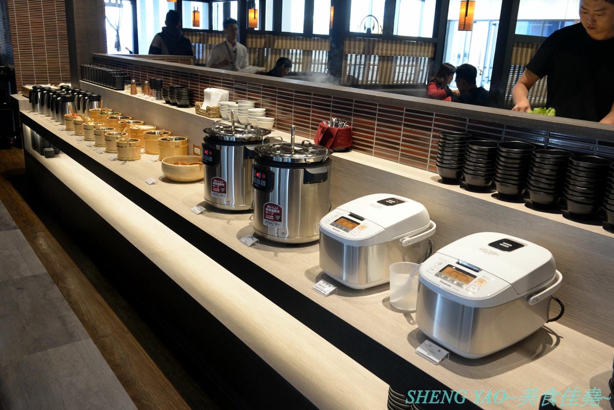 [台中梧棲]但馬屋 台中港店 – 台中三井OUTLET神級壽喜燒、涮涮鍋吃到飽,在日本有140年歷史的三大牛肉商之一,店內吃到飽的牛肉肉品都是來自他們在世界各地牧場自己養殖的牛隻,包括還有等級不