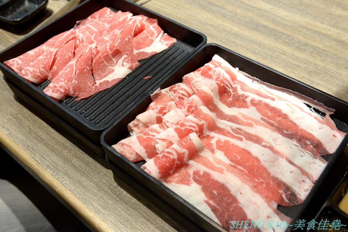 [台中梧棲]但馬屋 台中港店 – 台中三井OUTLET神級壽喜燒、涮涮鍋吃到飽,在日本有140年歷史的三大牛肉商之一,店內吃到飽的牛肉肉品都是來自他們在世界各地牧場自己養殖的牛隻,包括還有等級不