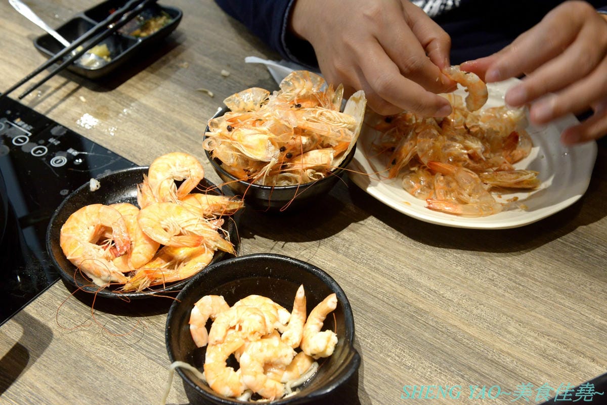 [台中梧棲]但馬屋 台中港店 – 台中三井OUTLET神級壽喜燒、涮涮鍋吃到飽,在日本有140年歷史的三大牛肉商之一,店內吃到飽的牛肉肉品都是來自他們在世界各地牧場自己養殖的牛隻,包括還有等級不