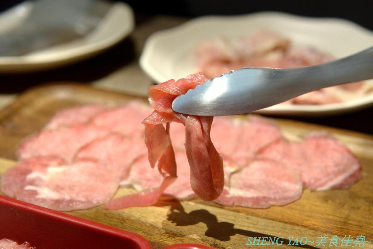 [台中梧棲]但馬屋 台中港店 – 台中三井OUTLET神級壽喜燒、涮涮鍋吃到飽,在日本有140年歷史的三大牛肉商之一,店內吃到飽的牛肉肉品都是來自他們在世界各地牧場自己養殖的牛隻,包括還有等級不