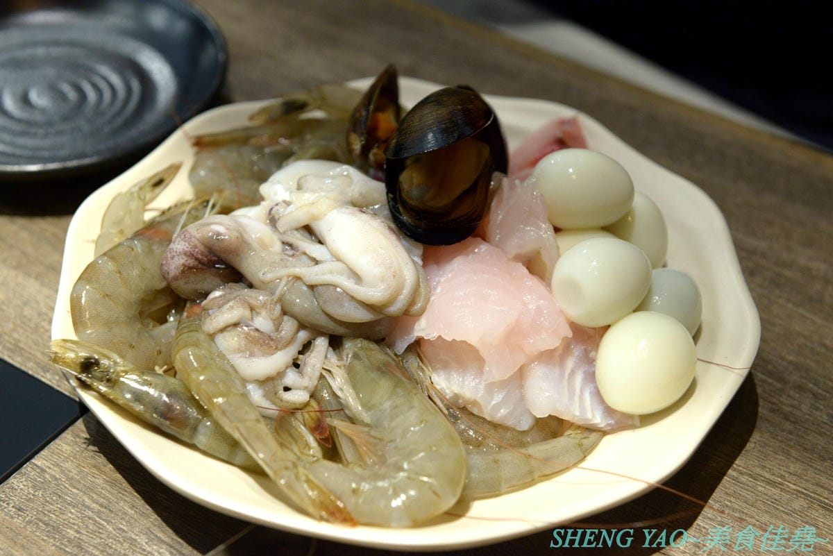 [台中梧棲]但馬屋 台中港店 – 台中三井OUTLET神級壽喜燒、涮涮鍋吃到飽,在日本有140年歷史的三大牛肉商之一,店內吃到飽的牛肉肉品都是來自他們在世界各地牧場自己養殖的牛隻,包括還有等級不