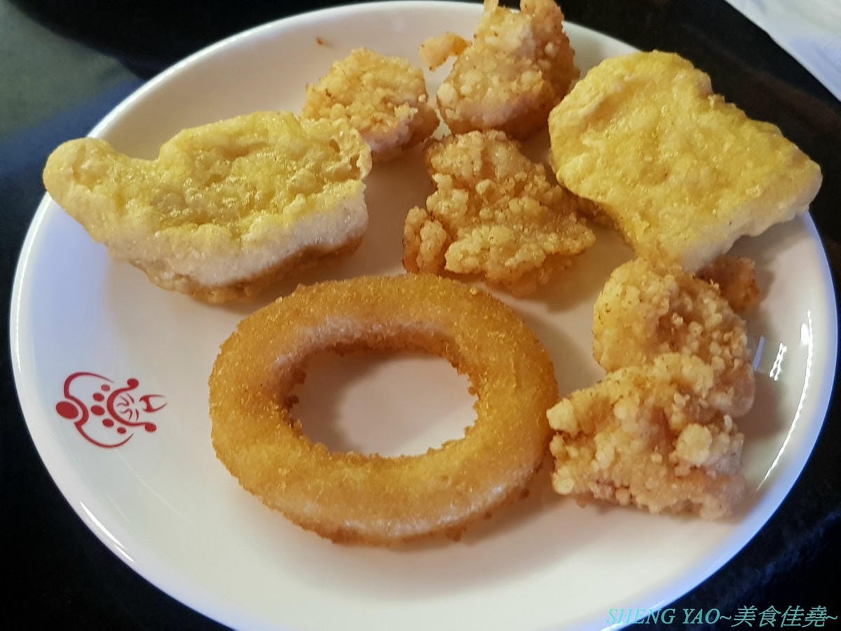 [台中梧棲]紅亭迴轉麻辣鍋 台中港店 – “老四川”新品牌,台灣第一家迴轉麻辣鍋吃到飽,120分鐘內超過三十種以上食材連同自助吧任你吃,只要500元左右而已,喜愛吃麻辣鍋的朋友可以來體驗看看不同