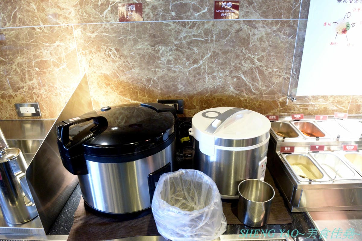 [台中梧棲]紅亭迴轉麻辣鍋 台中港店 – “老四川”新品牌,台灣第一家迴轉麻辣鍋吃到飽,120分鐘內超過三十種以上食材連同自助吧任你吃,只要500元左右而已,喜愛吃麻辣鍋的朋友可以來體驗看看不同