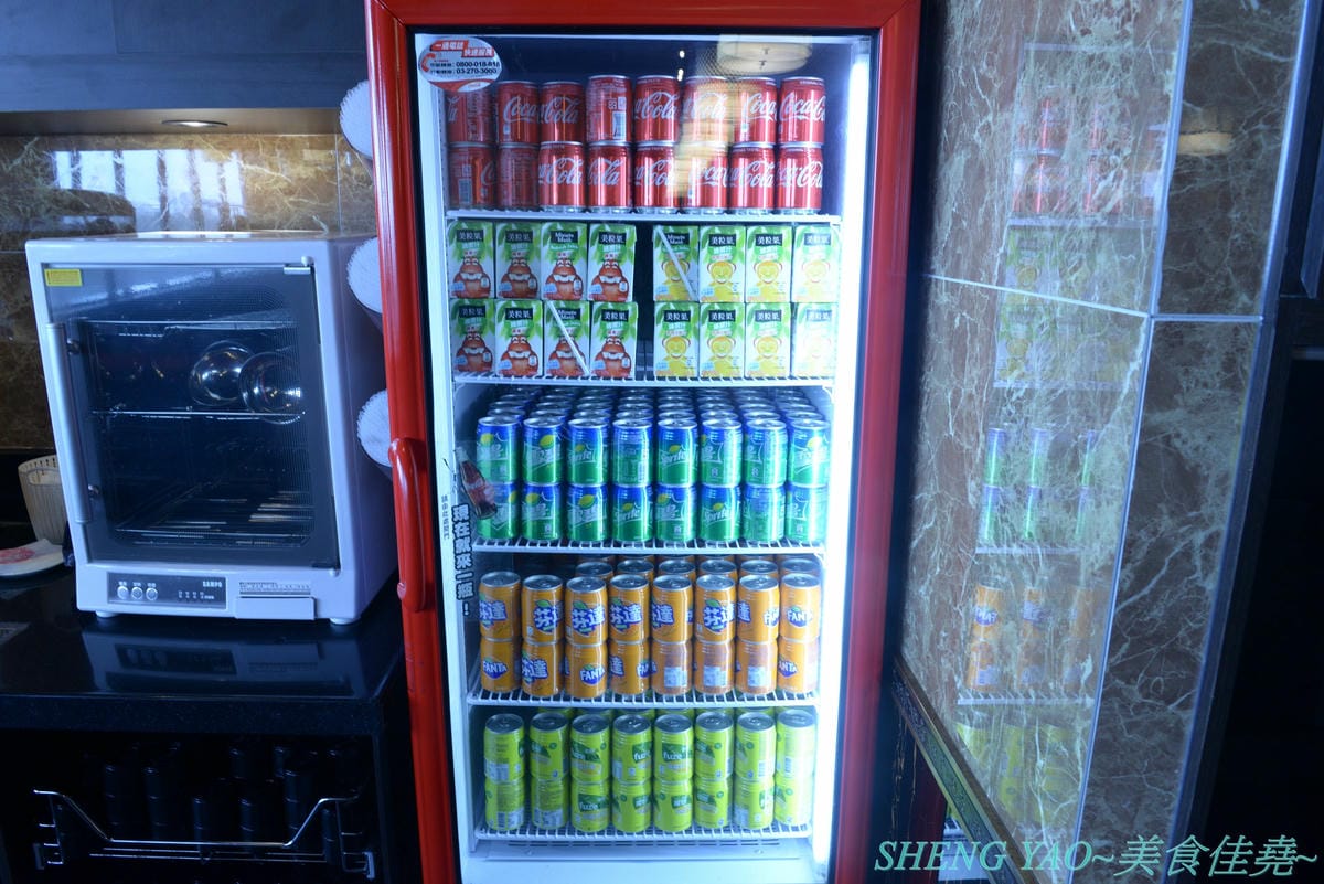 [台中梧棲]紅亭迴轉麻辣鍋 台中港店 – “老四川”新品牌,台灣第一家迴轉麻辣鍋吃到飽,120分鐘內超過三十種以上食材連同自助吧任你吃,只要500元左右而已,喜愛吃麻辣鍋的朋友可以來體驗看看不同