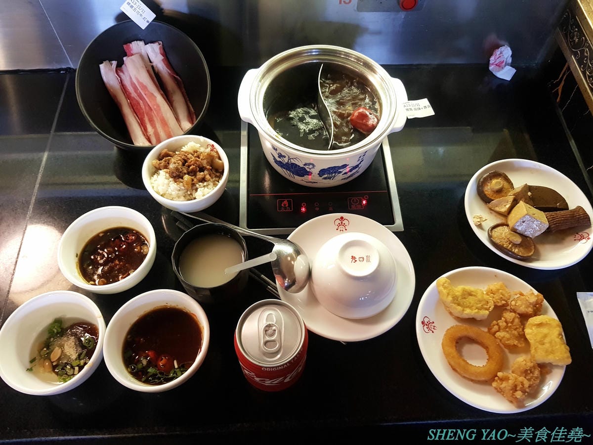 [台中梧棲]紅亭迴轉麻辣鍋 台中港店 – “老四川”新品牌,台灣第一家迴轉麻辣鍋吃到飽,120分鐘內超過三十種以上食材連同自助吧任你吃,只要500元左右而已,喜愛吃麻辣鍋的朋友可以來體驗看看不同