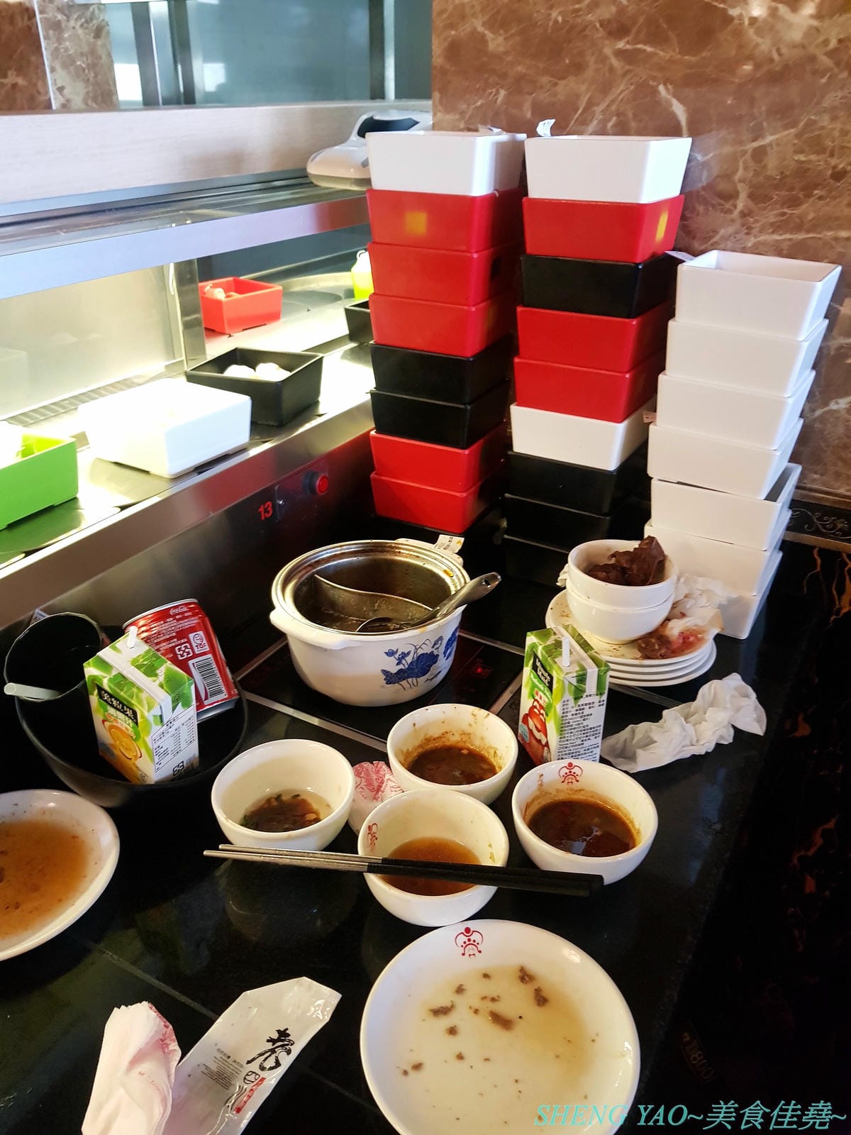 [台中梧棲]紅亭迴轉麻辣鍋 台中港店 – “老四川”新品牌,台灣第一家迴轉麻辣鍋吃到飽,120分鐘內超過三十種以上食材連同自助吧任你吃,只要500元左右而已,喜愛吃麻辣鍋的朋友可以來體驗看看不同