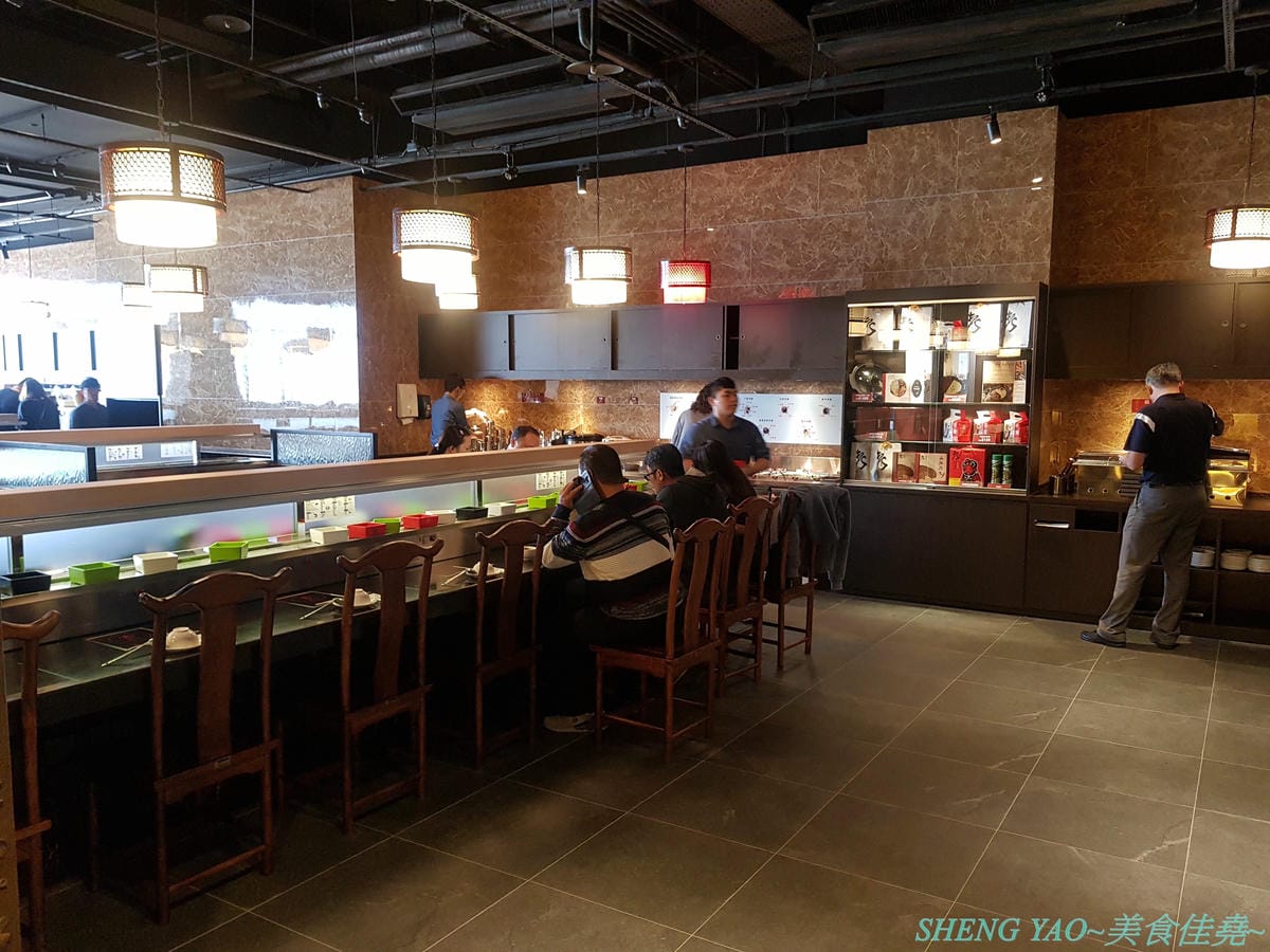 [台中梧棲]紅亭迴轉麻辣鍋 台中港店 – “老四川”新品牌,台灣第一家迴轉麻辣鍋吃到飽,120分鐘內超過三十種以上食材連同自助吧任你吃,只要500元左右而已,喜愛吃麻辣鍋的朋友可以來體驗看看不同