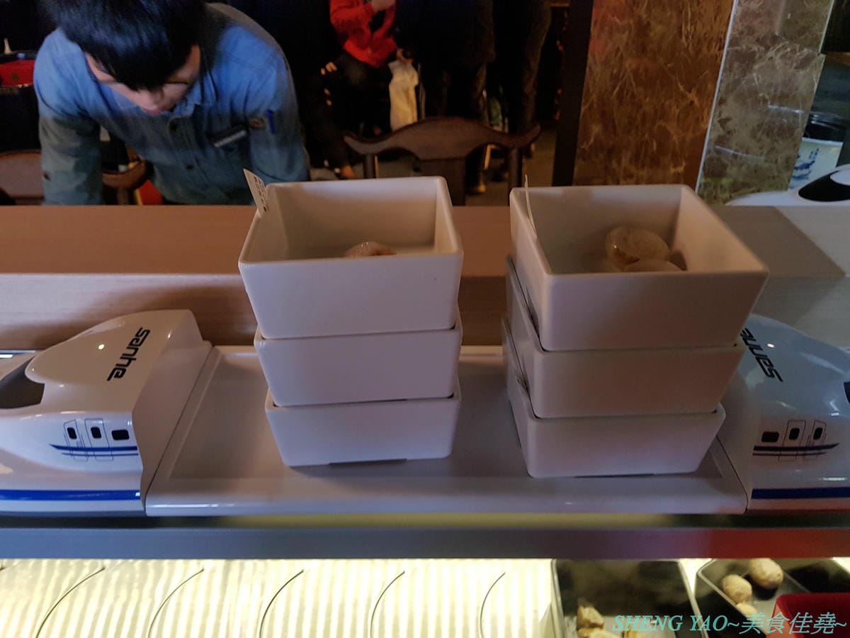 [台中梧棲]紅亭迴轉麻辣鍋 台中港店 – “老四川”新品牌,台灣第一家迴轉麻辣鍋吃到飽,120分鐘內超過三十種以上食材連同自助吧任你吃,只要500元左右而已,喜愛吃麻辣鍋的朋友可以來體驗看看不同