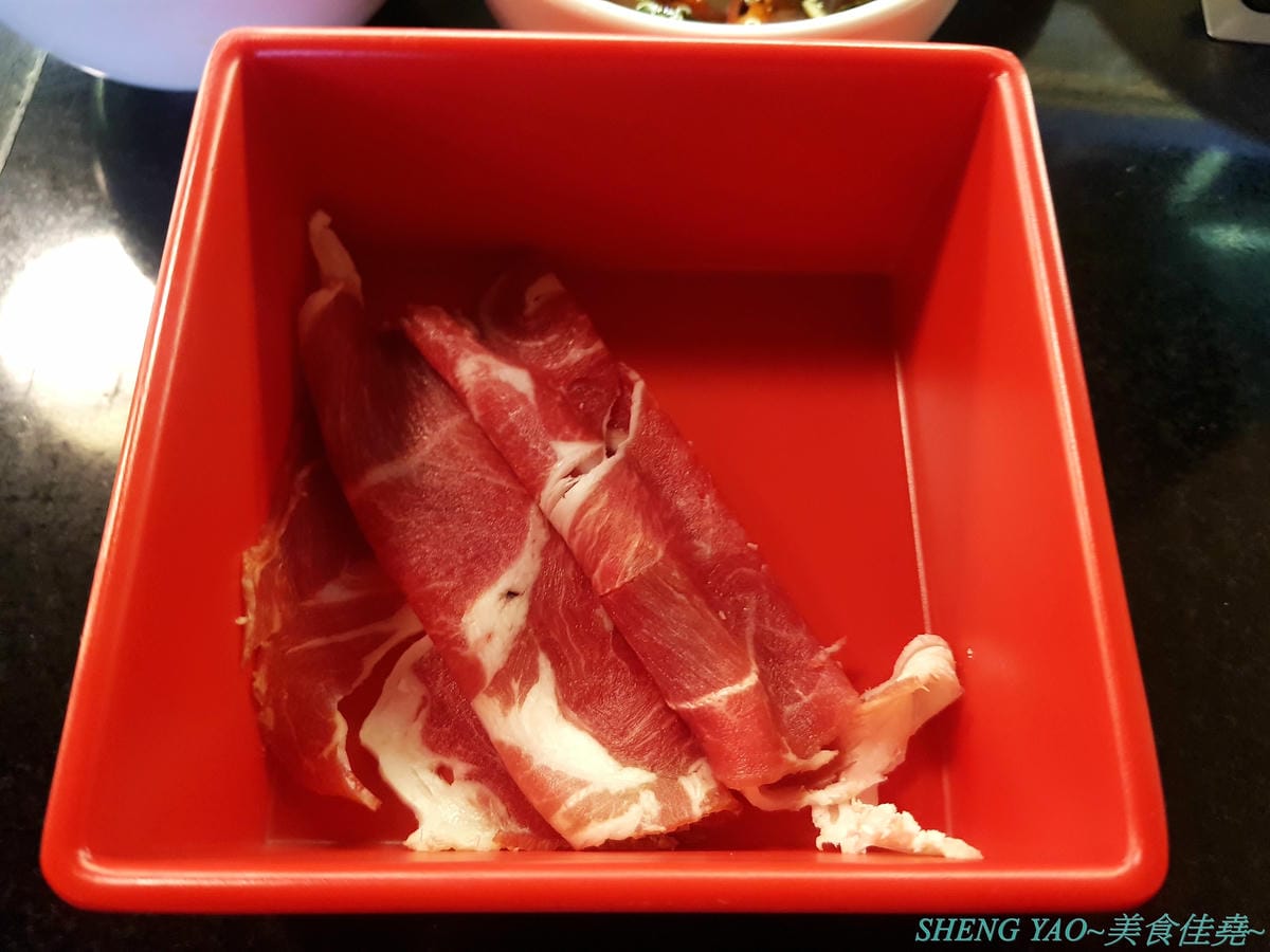 [台中梧棲]紅亭迴轉麻辣鍋 台中港店 – “老四川”新品牌,台灣第一家迴轉麻辣鍋吃到飽,120分鐘內超過三十種以上食材連同自助吧任你吃,只要500元左右而已,喜愛吃麻辣鍋的朋友可以來體驗看看不同