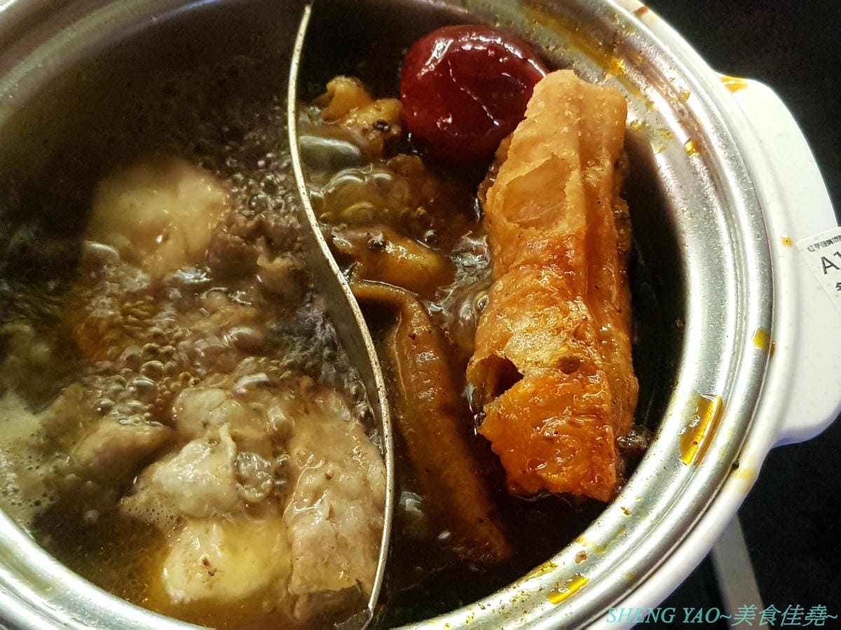 [台中梧棲]紅亭迴轉麻辣鍋 台中港店 – “老四川”新品牌,台灣第一家迴轉麻辣鍋吃到飽,120分鐘內超過三十種以上食材連同自助吧任你吃,只要500元左右而已,喜愛吃麻辣鍋的朋友可以來體驗看看不同