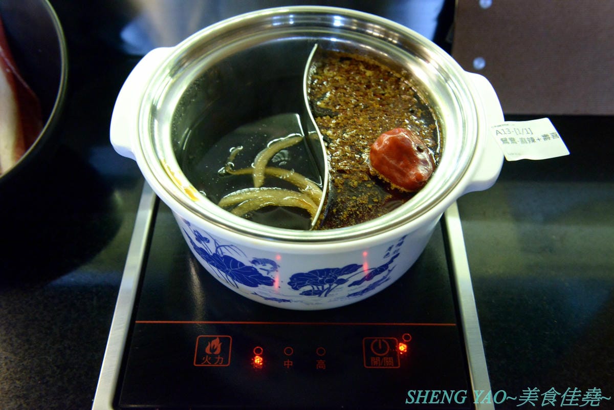 [台中梧棲]紅亭迴轉麻辣鍋 台中港店 – “老四川”新品牌,台灣第一家迴轉麻辣鍋吃到飽,120分鐘內超過三十種以上食材連同自助吧任你吃,只要500元左右而已,喜愛吃麻辣鍋的朋友可以來體驗看看不同