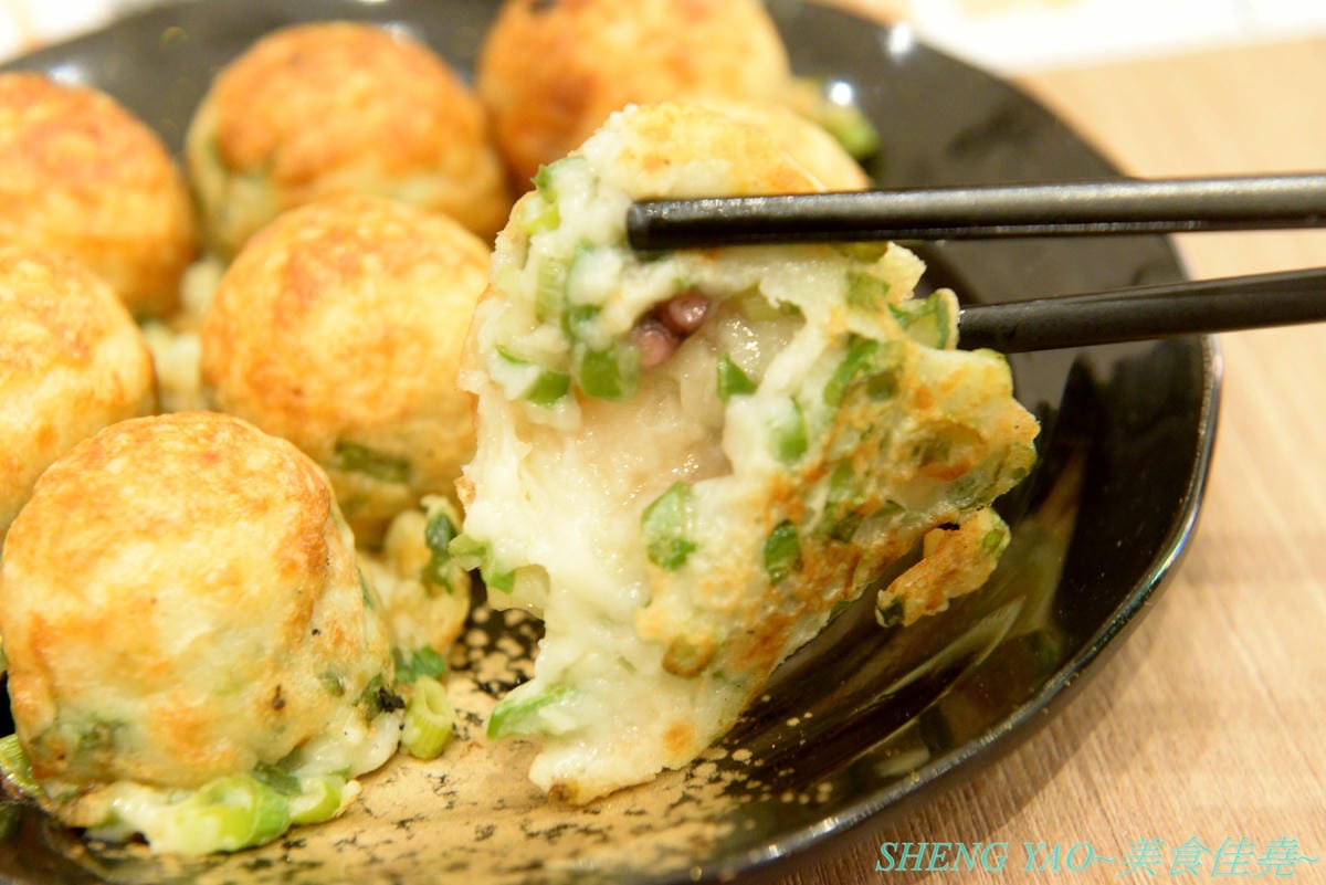 [台中梧棲]大阪心齋橋味穗章魚燒 台中港店- 大阪心齋橋有名的章魚燒店,台灣首家店,章魚燒口味和口感都很特殊,台灣不曾吃到的那種,好不好吃看個人,對章魚燒和蔥花很有愛的可以嚐嚐看。