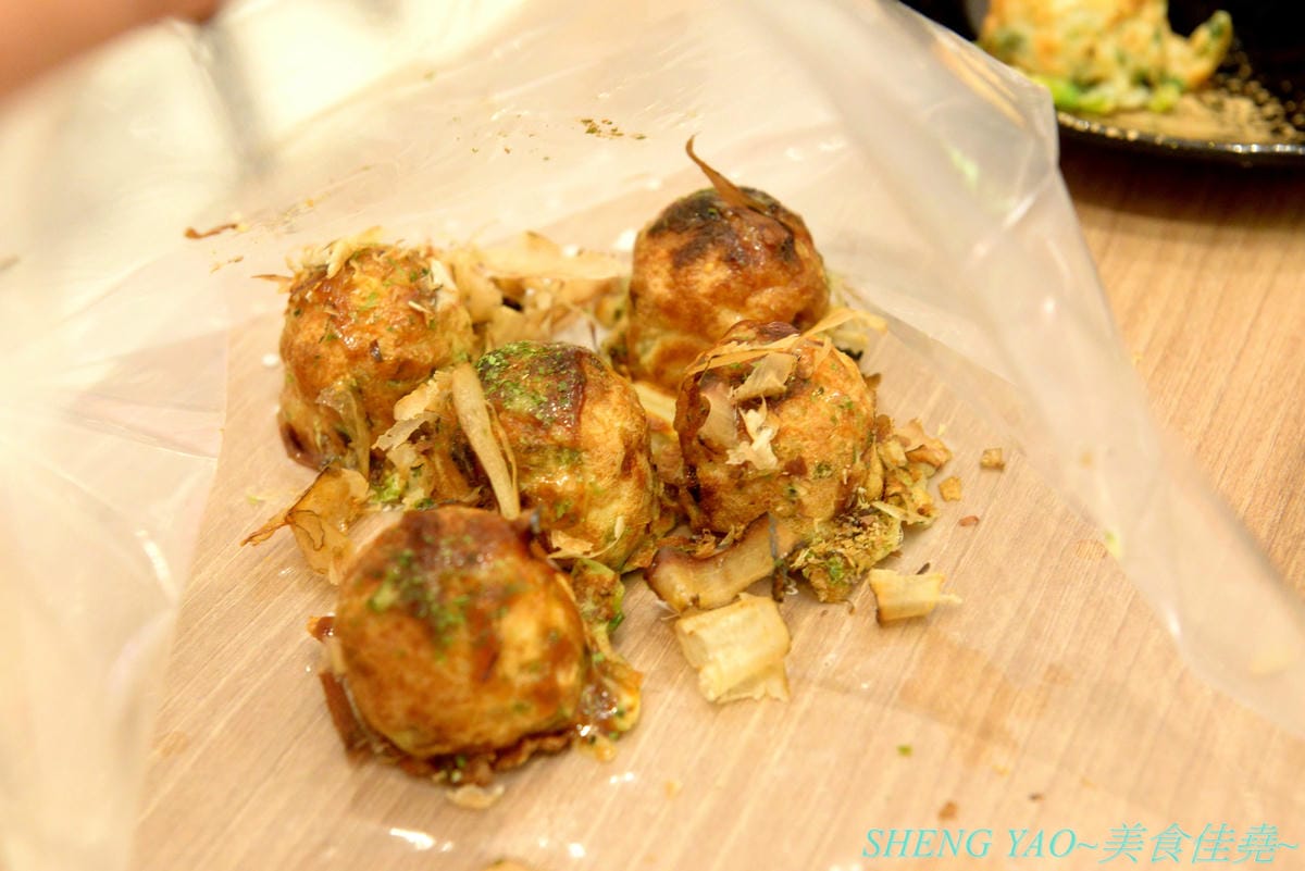 [台中梧棲]大阪心齋橋味穗章魚燒 台中港店- 大阪心齋橋有名的章魚燒店,台灣首家店,章魚燒口味和口感都很特殊,台灣不曾吃到的那種,好不好吃看個人,對章魚燒和蔥花很有愛的可以嚐嚐看。