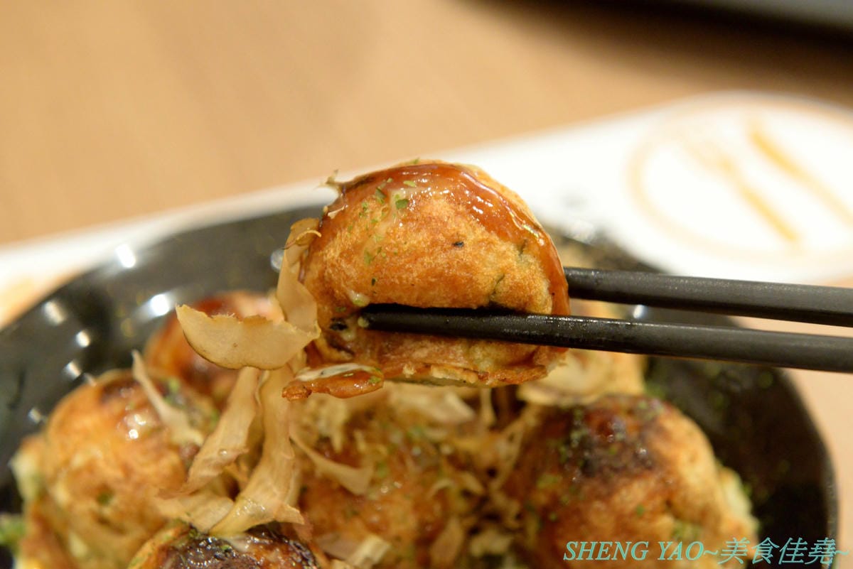 [台中梧棲]大阪心齋橋味穗章魚燒 台中港店- 大阪心齋橋有名的章魚燒店,台灣首家店,章魚燒口味和口感都很特殊,台灣不曾吃到的那種,好不好吃看個人,對章魚燒和蔥花很有愛的可以嚐嚐看。