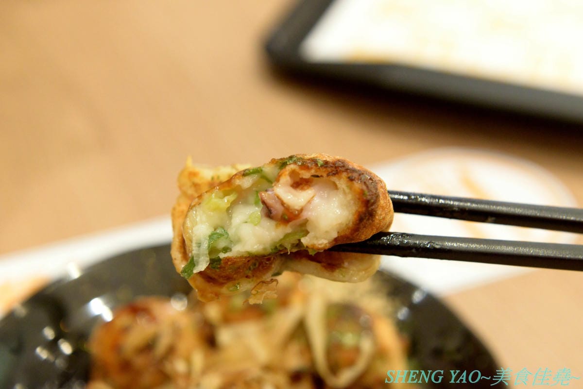 [台中梧棲]大阪心齋橋味穗章魚燒 台中港店- 大阪心齋橋有名的章魚燒店,台灣首家店,章魚燒口味和口感都很特殊,台灣不曾吃到的那種,好不好吃看個人,對章魚燒和蔥花很有愛的可以嚐嚐看。