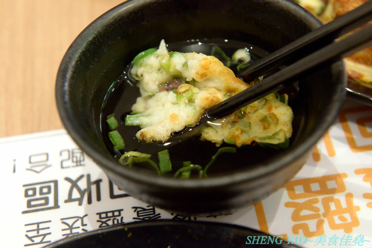 [台中梧棲]大阪心齋橋味穗章魚燒 台中港店- 大阪心齋橋有名的章魚燒店,台灣首家店,章魚燒口味和口感都很特殊,台灣不曾吃到的那種,好不好吃看個人,對章魚燒和蔥花很有愛的可以嚐嚐看。