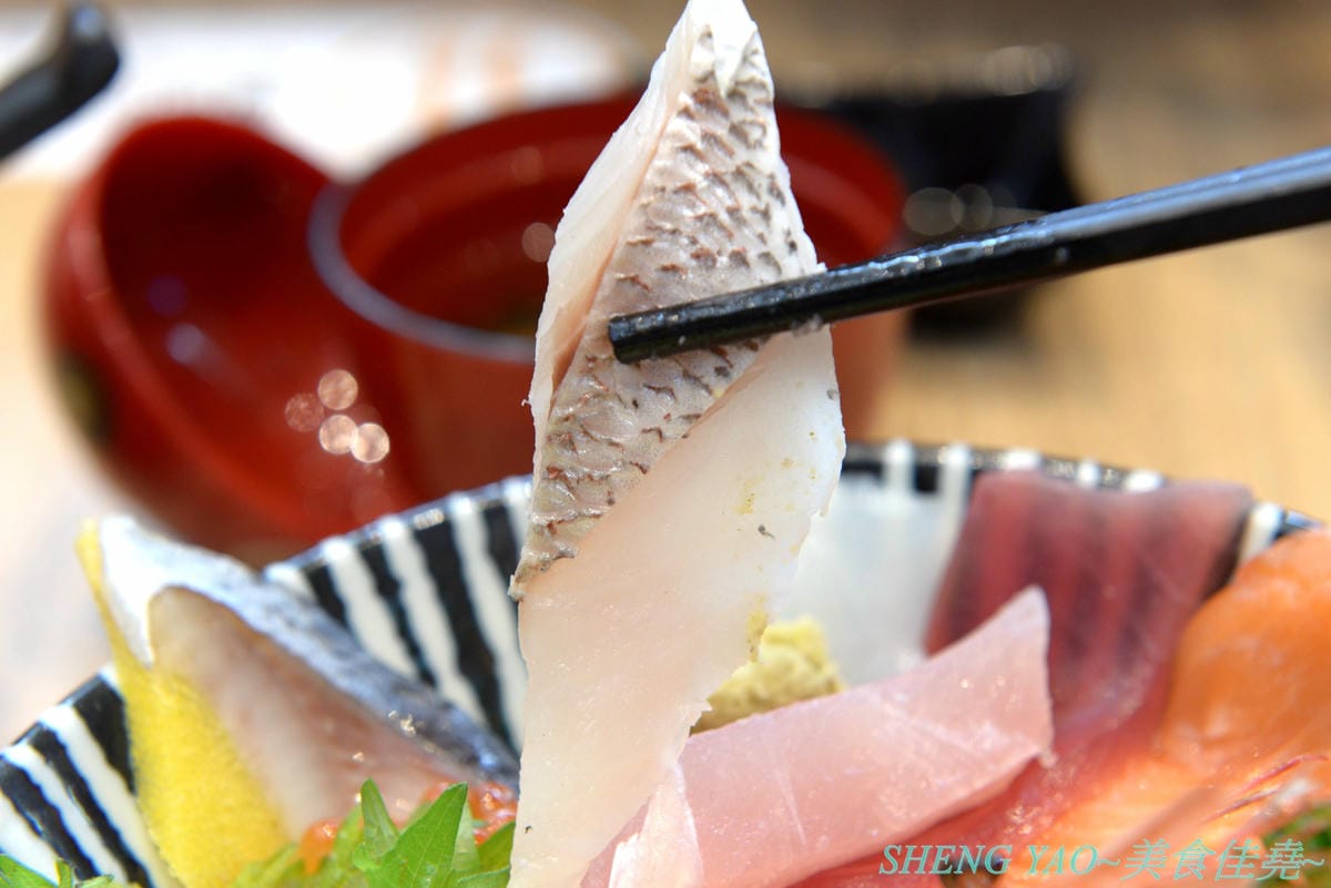 [台中梧棲]冰見海鮮丼 粋鮨 台中港店 – 來自日本富山冰見的超強海鮮丼飯專賣店,台灣首家店,富山灣直送海鮮食材,很多都是台灣少見,大推880元的豐盛海景丼飯,超過15種以上食材又多又豐富,整個