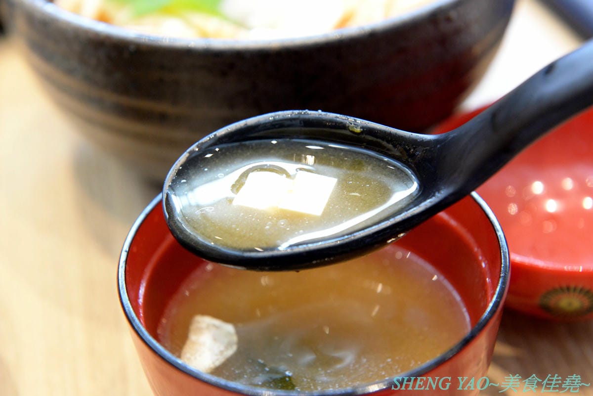 [台中梧棲]冰見海鮮丼 粋鮨 台中港店 – 來自日本富山冰見的超強海鮮丼飯專賣店,台灣首家店,富山灣直送海鮮食材,很多都是台灣少見,大推880元的豐盛海景丼飯,超過15種以上食材又多又豐富,整個