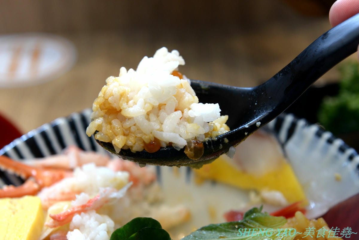 [台中梧棲]冰見海鮮丼 粋鮨 台中港店 – 來自日本富山冰見的超強海鮮丼飯專賣店,台灣首家店,富山灣直送海鮮食材,很多都是台灣少見,大推880元的豐盛海景丼飯,超過15種以上食材又多又豐富,整個