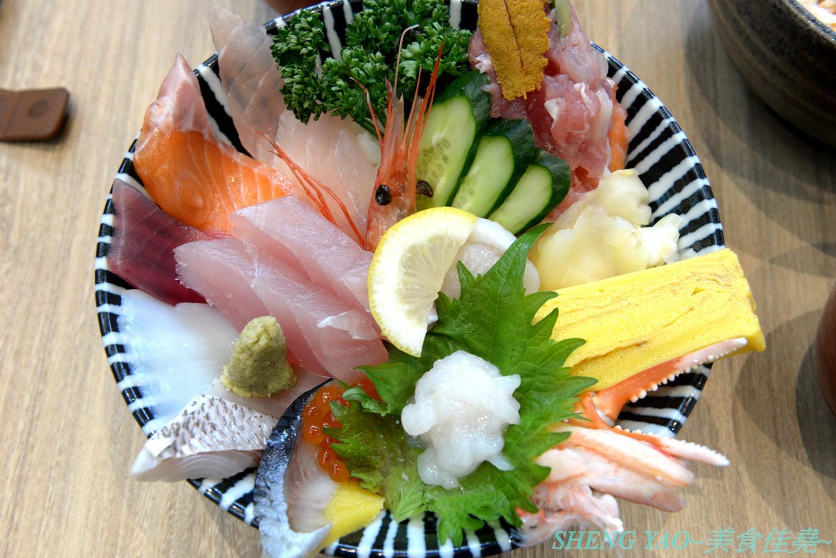 [台中梧棲]冰見海鮮丼 粋鮨 台中港店 – 來自日本富山冰見的超強海鮮丼飯專賣店,台灣首家店,富山灣直送海鮮食材,很多都是台灣少見,大推880元的豐盛海景丼飯,超過15種以上食材又多又豐富,整個