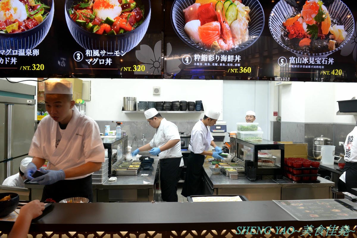 [台中梧棲]冰見海鮮丼 粋鮨 台中港店 – 來自日本富山冰見的超強海鮮丼飯專賣店,台灣首家店,富山灣直送海鮮食材,很多都是台灣少見,大推880元的豐盛海景丼飯,超過15種以上食材又多又豐富,整個