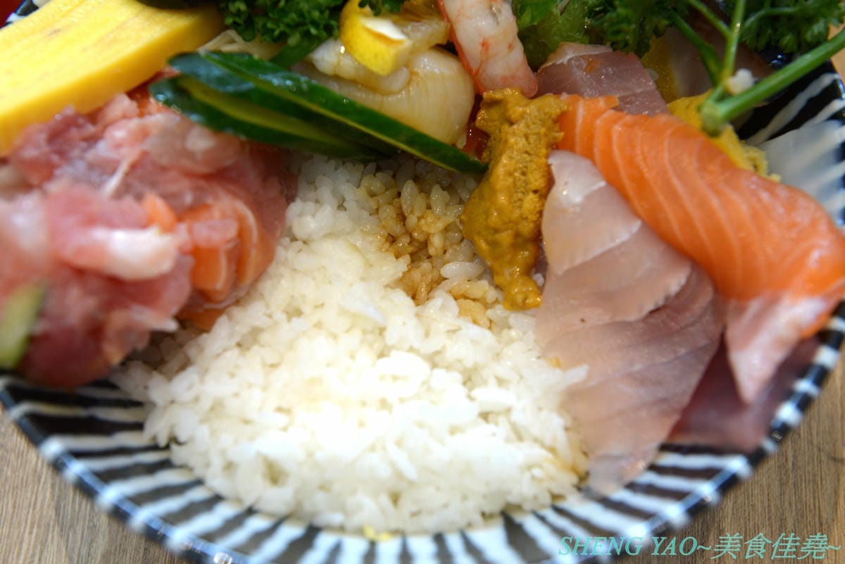 [台中梧棲]冰見海鮮丼 粋鮨 台中港店 – 來自日本富山冰見的超強海鮮丼飯專賣店,台灣首家店,富山灣直送海鮮食材,很多都是台灣少見,大推880元的豐盛海景丼飯,超過15種以上食材又多又豐富,整個