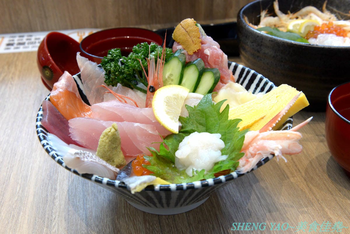 [台中梧棲]冰見海鮮丼 粋鮨 台中港店 – 來自日本富山冰見的超強海鮮丼飯專賣店,台灣首家店,富山灣直送海鮮食材,很多都是台灣少見,大推880元的豐盛海景丼飯,超過15種以上食材又多又豐富,整個