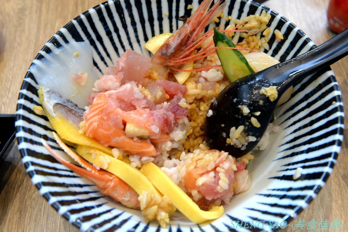 [台中梧棲]冰見海鮮丼 粋鮨 台中港店 – 來自日本富山冰見的超強海鮮丼飯專賣店,台灣首家店,富山灣直送海鮮食材,很多都是台灣少見,大推880元的豐盛海景丼飯,超過15種以上食材又多又豐富,整個