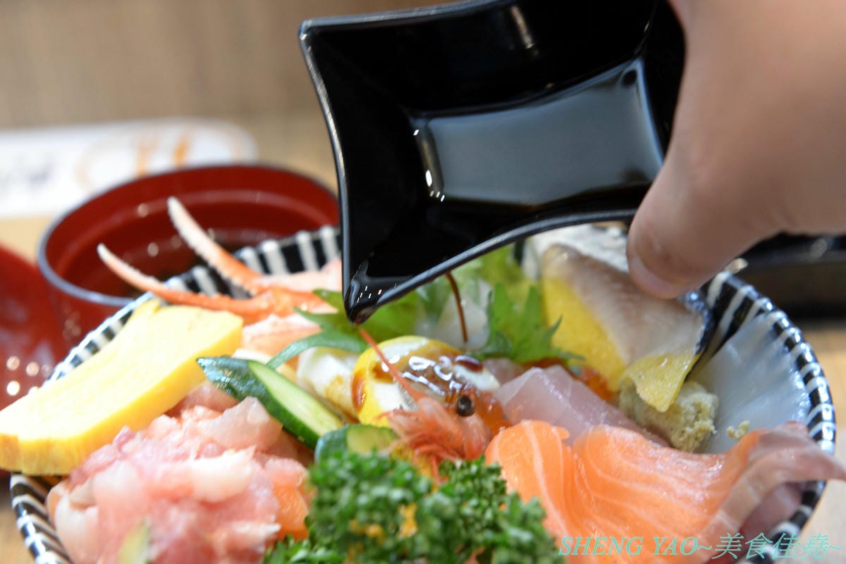 [台中梧棲]冰見海鮮丼 粋鮨 台中港店 – 來自日本富山冰見的超強海鮮丼飯專賣店,台灣首家店,富山灣直送海鮮食材,很多都是台灣少見,大推880元的豐盛海景丼飯,超過15種以上食材又多又豐富,整個